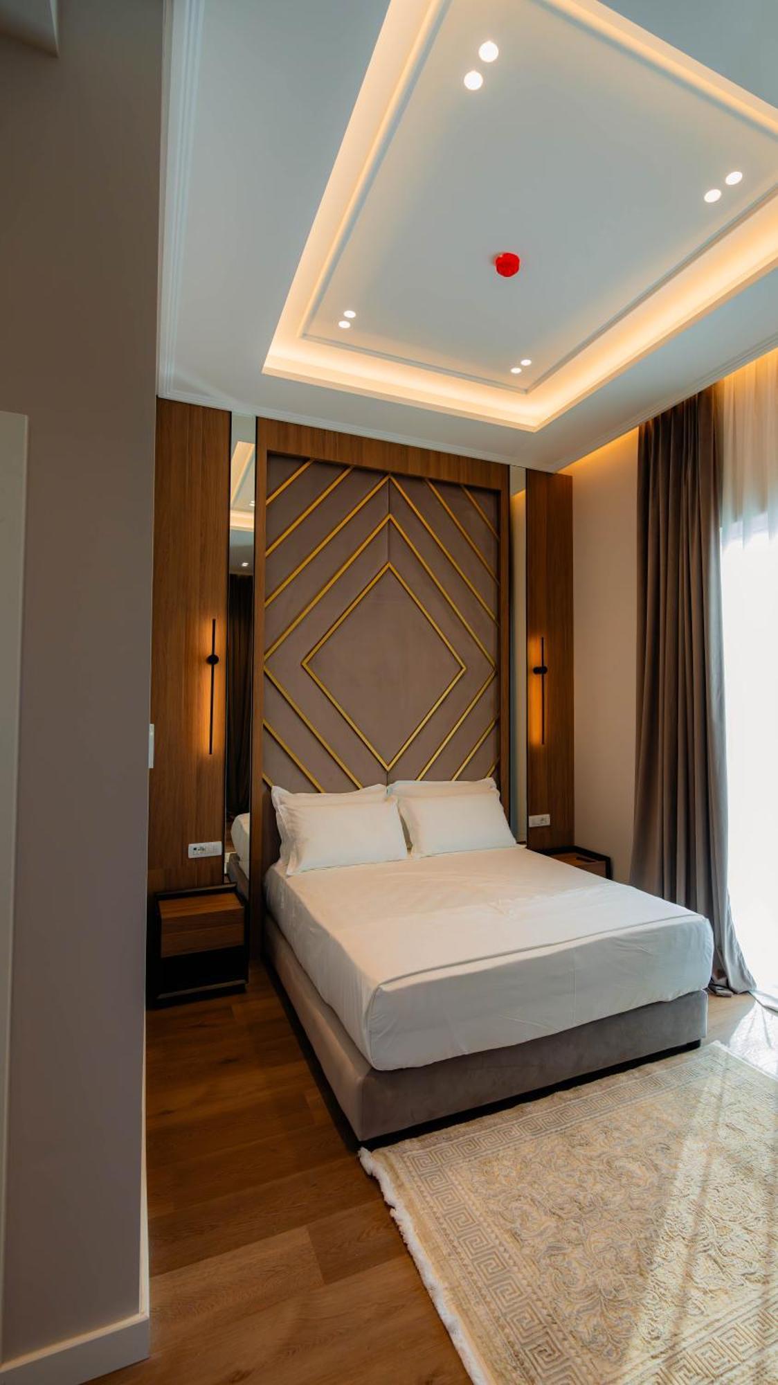 Royal Hill Hotel Vorë Buitenkant foto