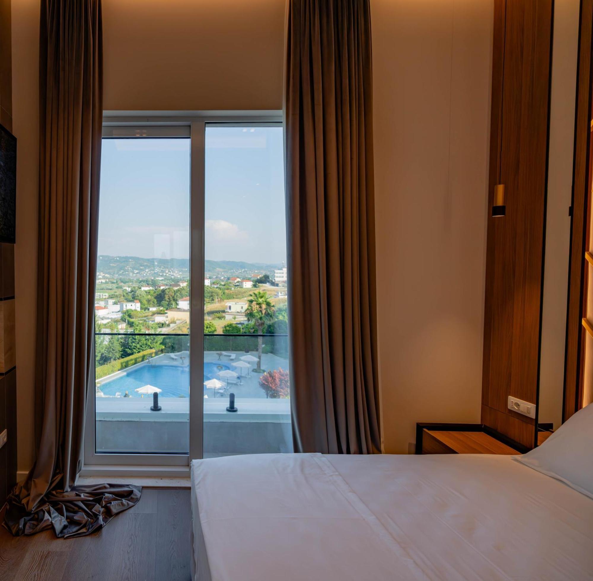 Royal Hill Hotel Vorë Buitenkant foto