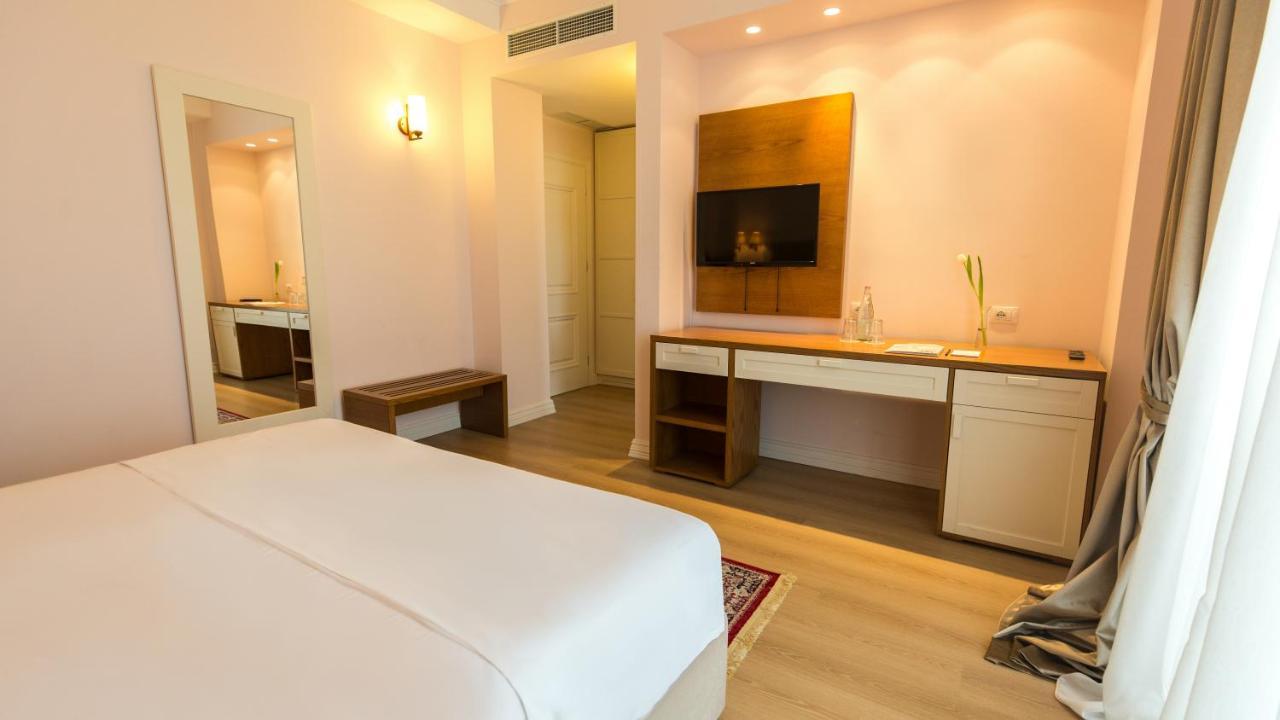 Royal Hill Hotel Vorë Buitenkant foto
