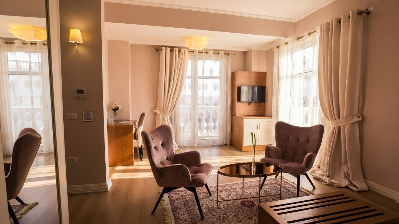 Royal Hill Hotel Vorë Buitenkant foto