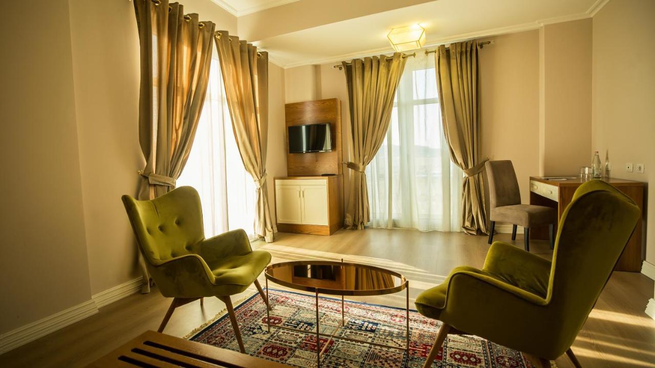 Royal Hill Hotel Vorë Buitenkant foto