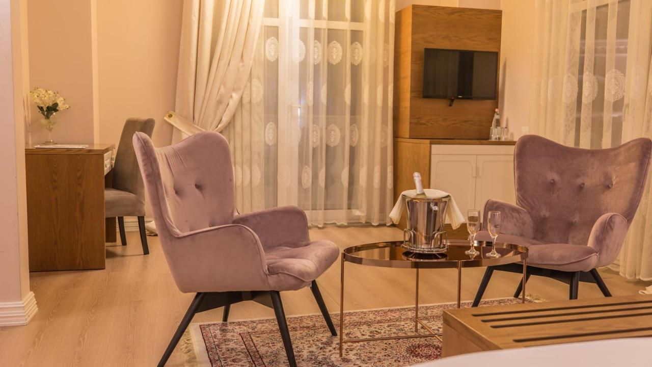 Royal Hill Hotel Vorë Buitenkant foto