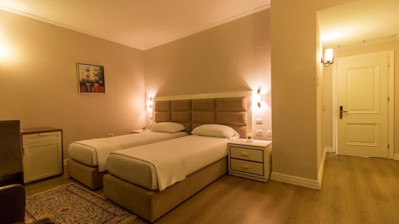 Royal Hill Hotel Vorë Buitenkant foto