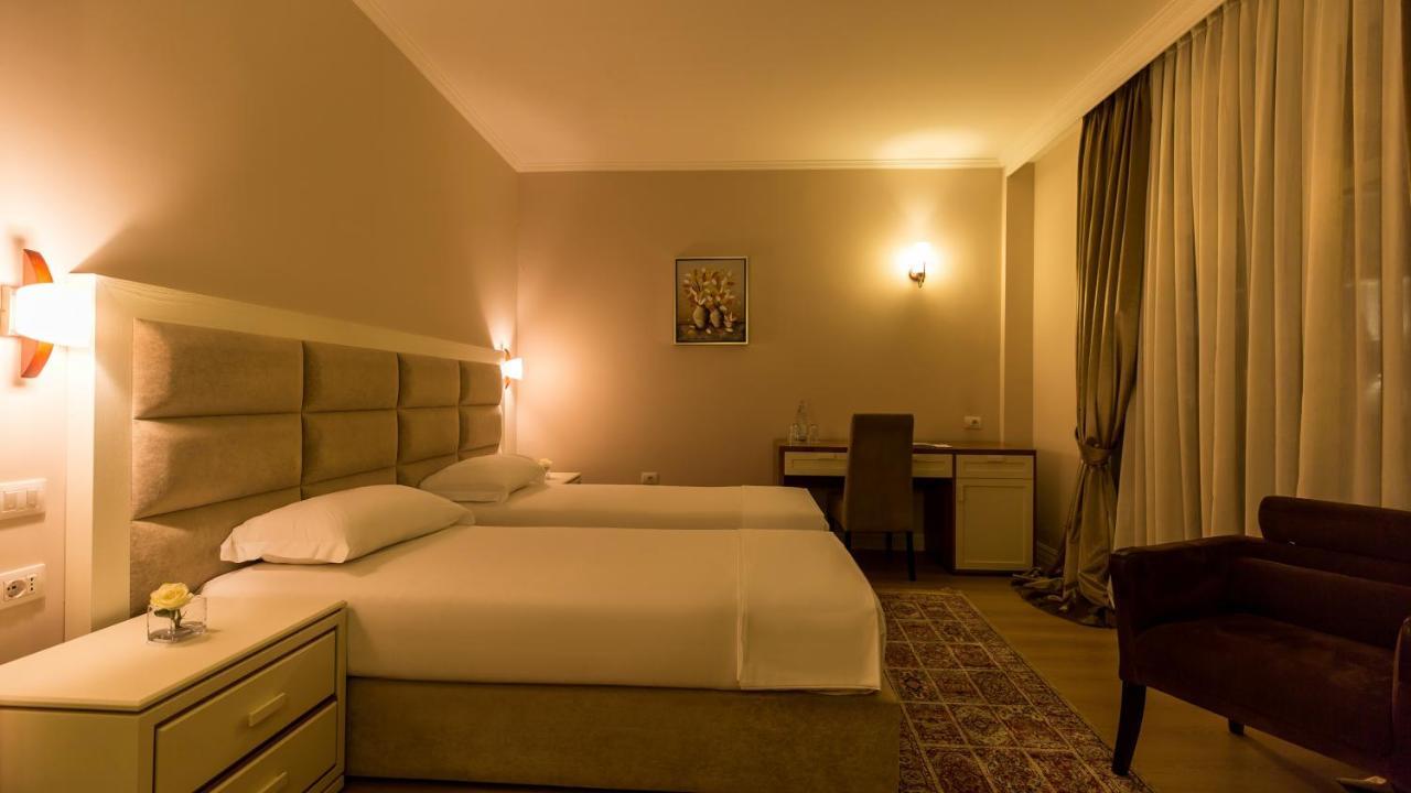 Royal Hill Hotel Vorë Buitenkant foto