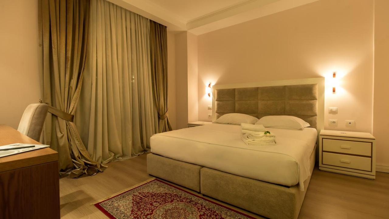 Royal Hill Hotel Vorë Buitenkant foto