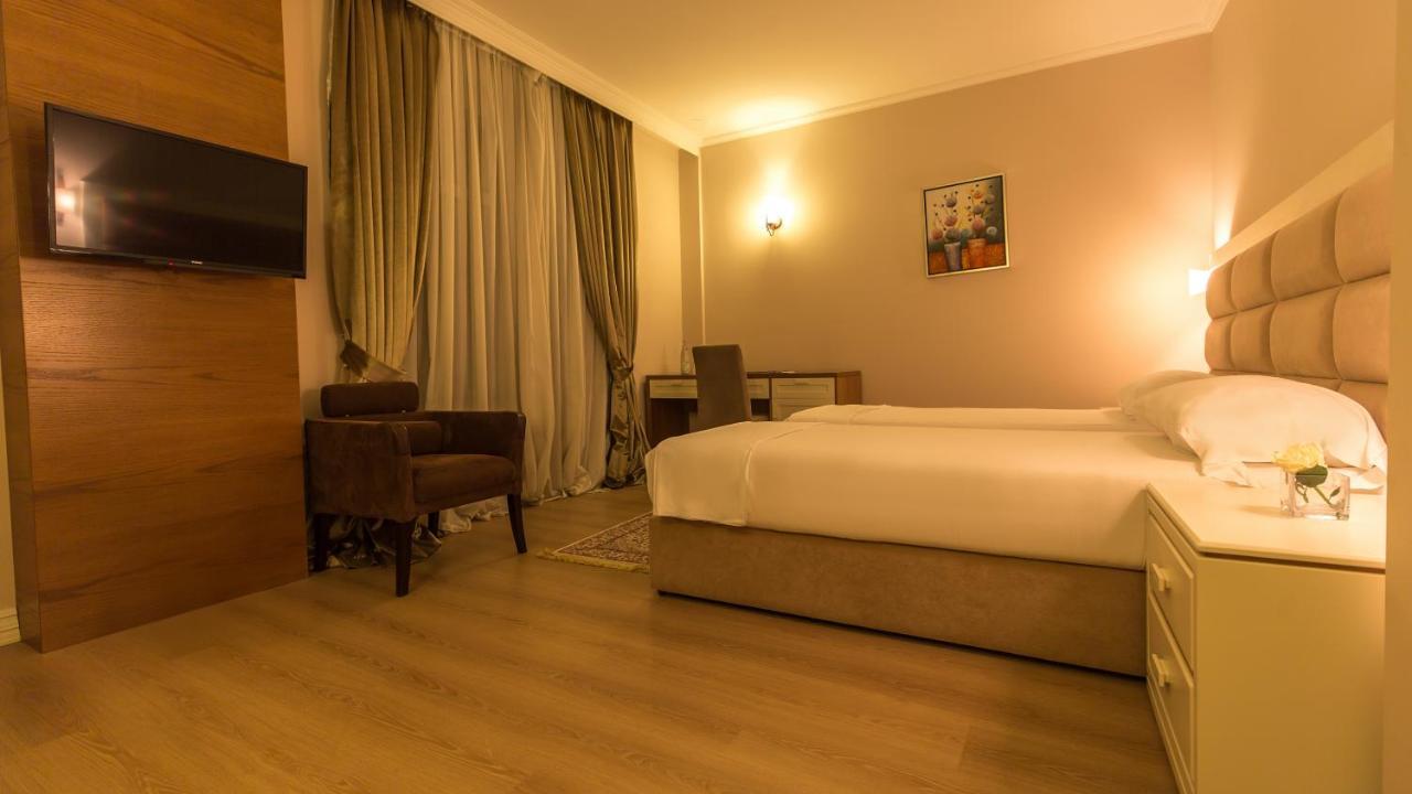 Royal Hill Hotel Vorë Buitenkant foto
